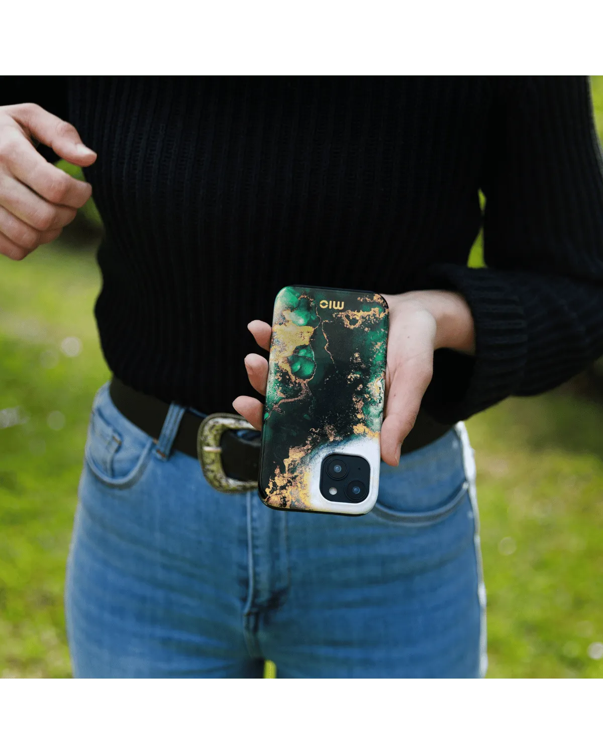 Hand houdt stijlvol hoesje vast met groene marmerprint, passend om Samsung Galaxy A55 5G.