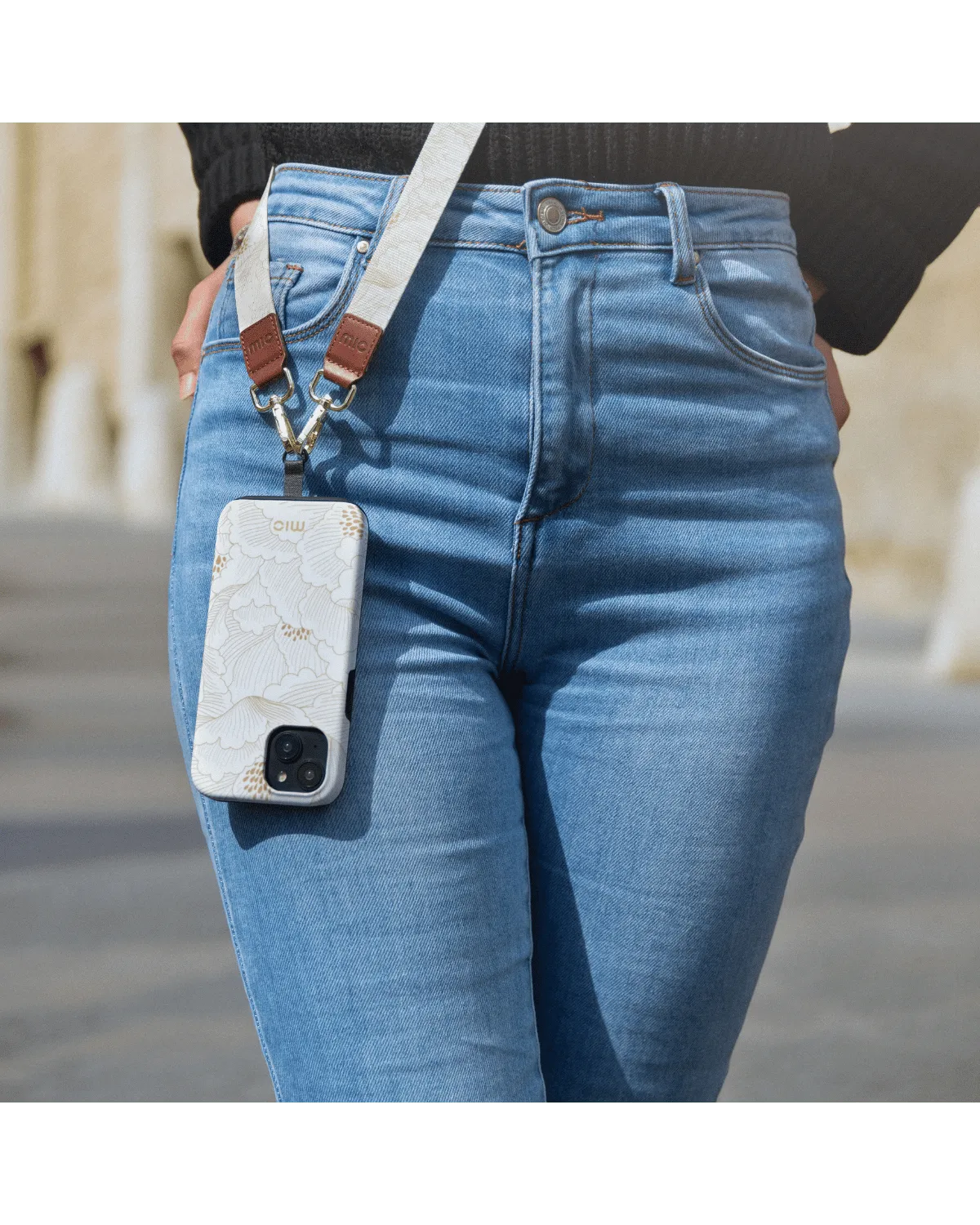 Mio White Roses MagSafe telefoonhoesje voor Samsung S24 Plus 5G met lanyard-optie – stijlvol, praktisch en veilig voor onderweg.