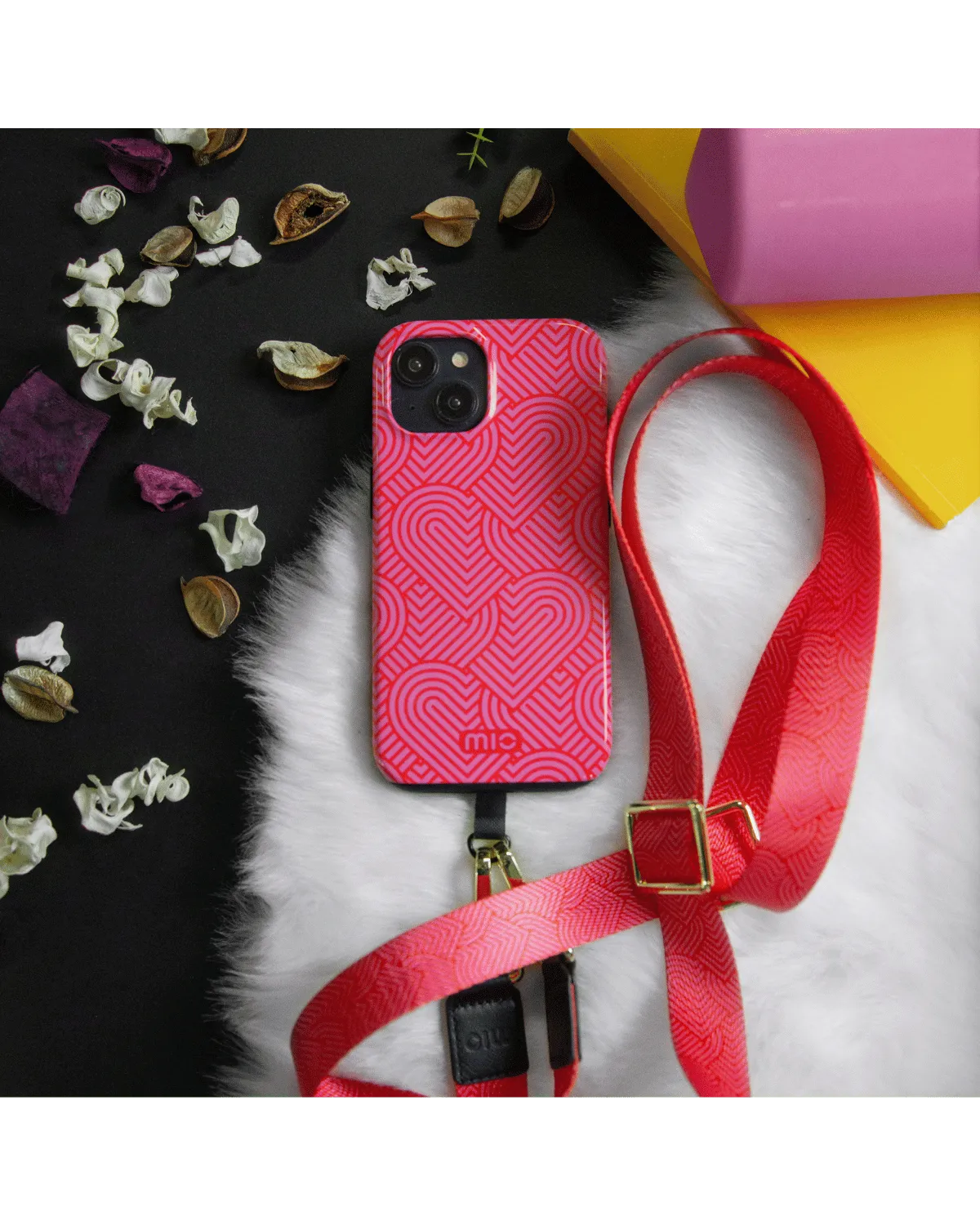 Accessoiresfoto met roze Mio telefoonhoesje en lanyard, ontworpen voor stijl en bescherming.