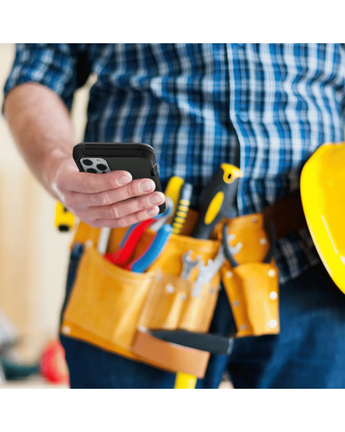 Professioneel gebruik van de Mobilize Defender Case zwart op de werkvloer, met focus op veiligheid en duurzaamheid.