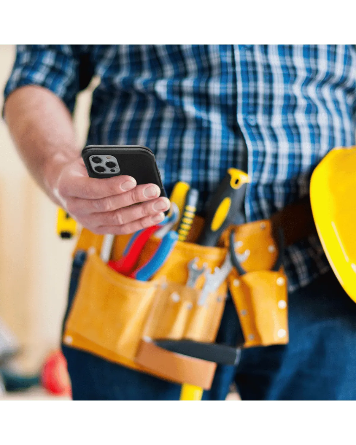 Bouwvakker met Samsung Galaxy S23 Ultra in matzwarte Extreme Tough Case, ontworpen voor extra bescherming op de werkvloer.