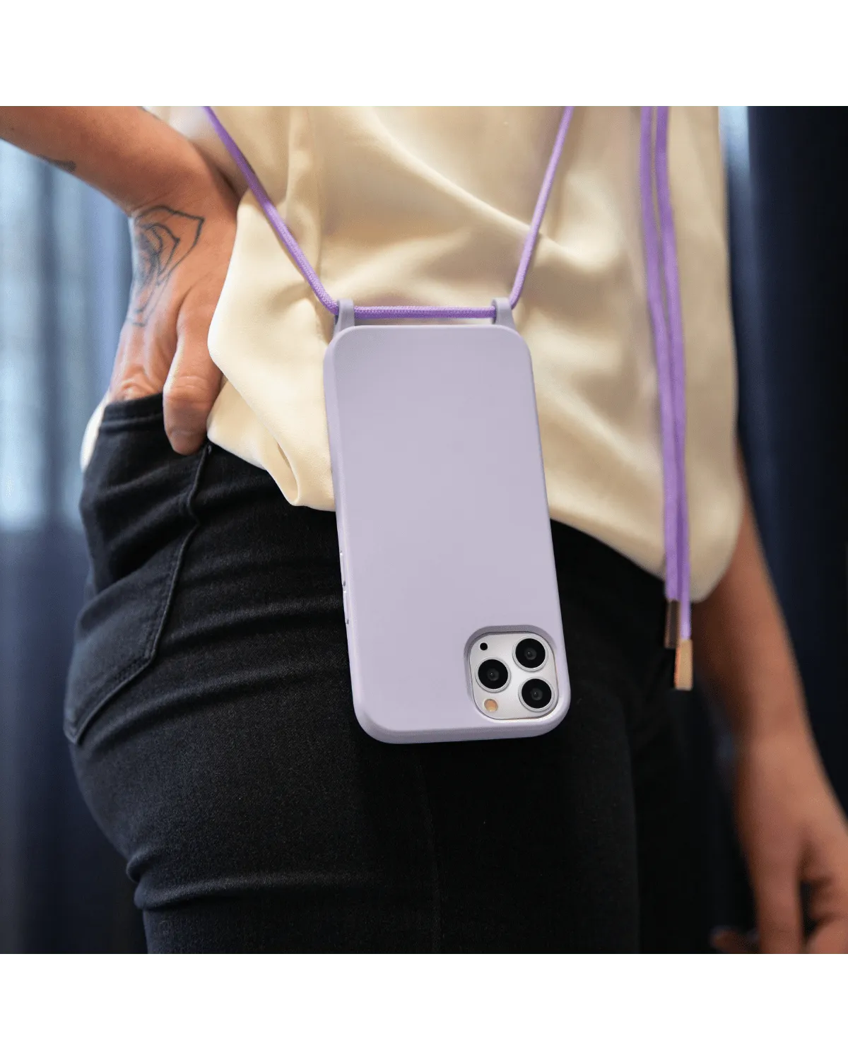 Lila telefoonhoes met draagkoord voor Samsung Galaxy A55, mat oppervlak, stijlvolle bescherming, gedragen om de schouder.