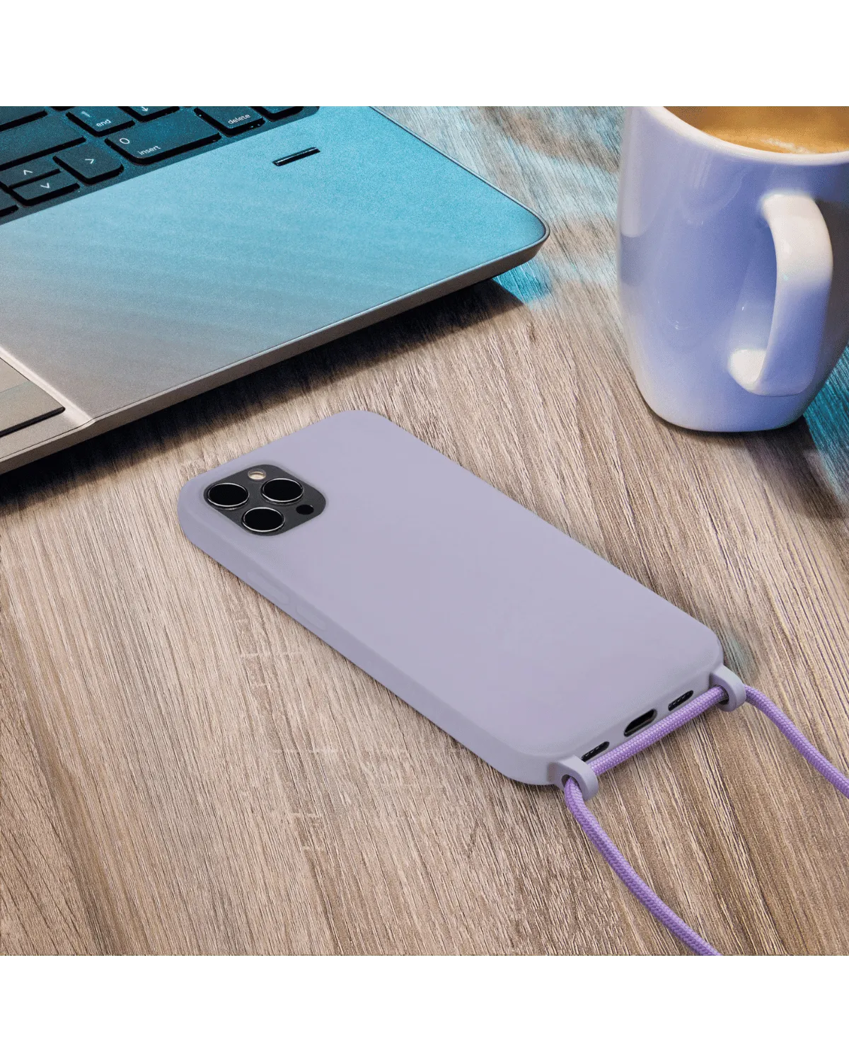 Samsung Galaxy S24 Plus 5G in een pastel paarse hoes met lanyard op een houten tafel, klaar voor gebruik.