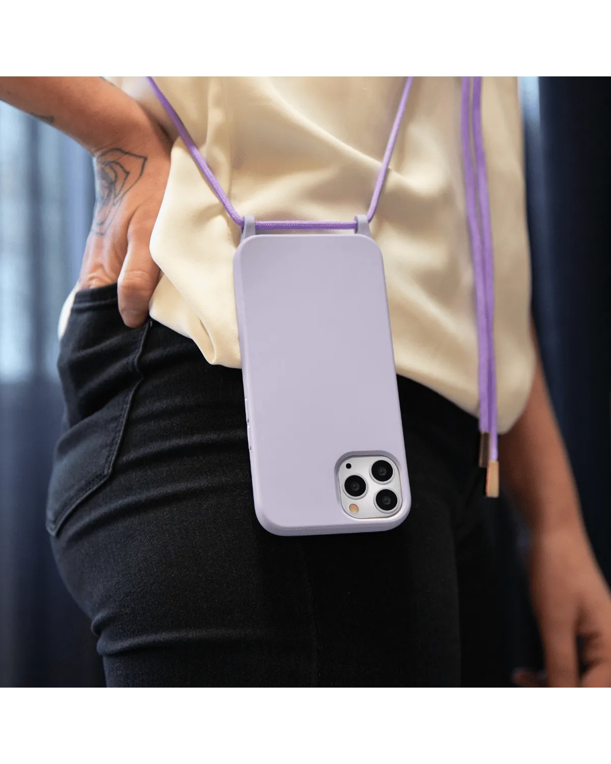 Pastel paarse lanyard hoesje om de nek gedragen, ideaal voor dagelijks gebruik van de Samsung Galaxy S24 Plus 5G.