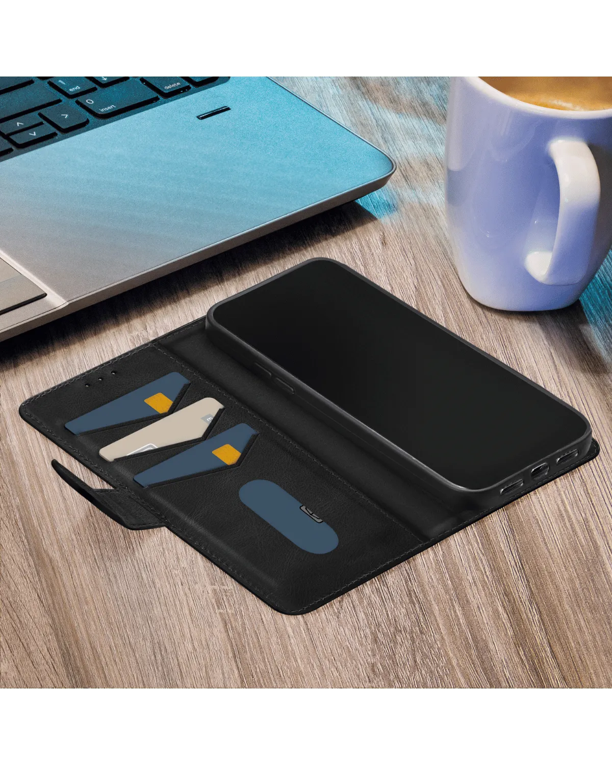 Mobilize Leather Wallet Case voor Samsung Galaxy S24 5G open op een bureau, met pasjes en telefoon zichtbaar.