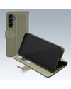 Groene Mobilize Wallet Book case voor Samsung Galaxy A55 5G, gesloten en in kickstand-positie met zicht op pashouders.
