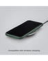 Samsung Galaxy S24 Plus 5G in mat groene Mobilize Gelly Case op een draadloze oplader, compatibel met draadloos opladen.
