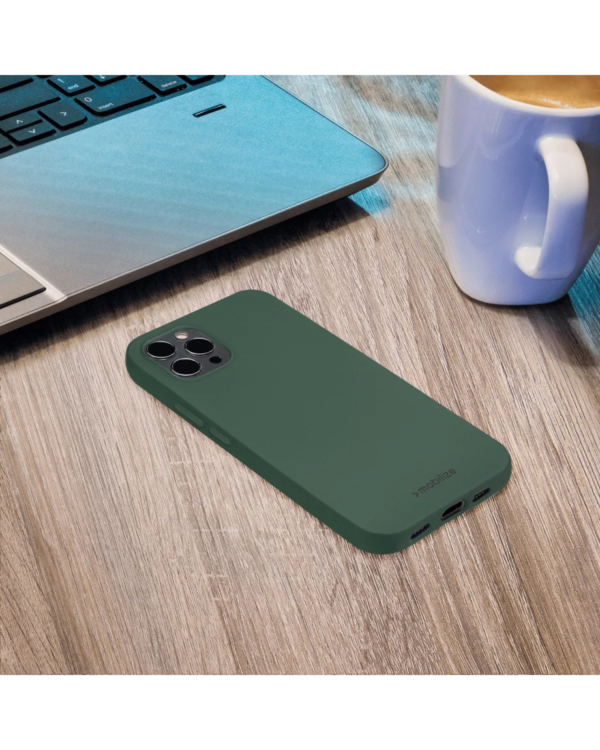 Matgroen Mobilize telefoonhoes voor S23 Ultra op bureau, met strakke look naast laptop en koffie.